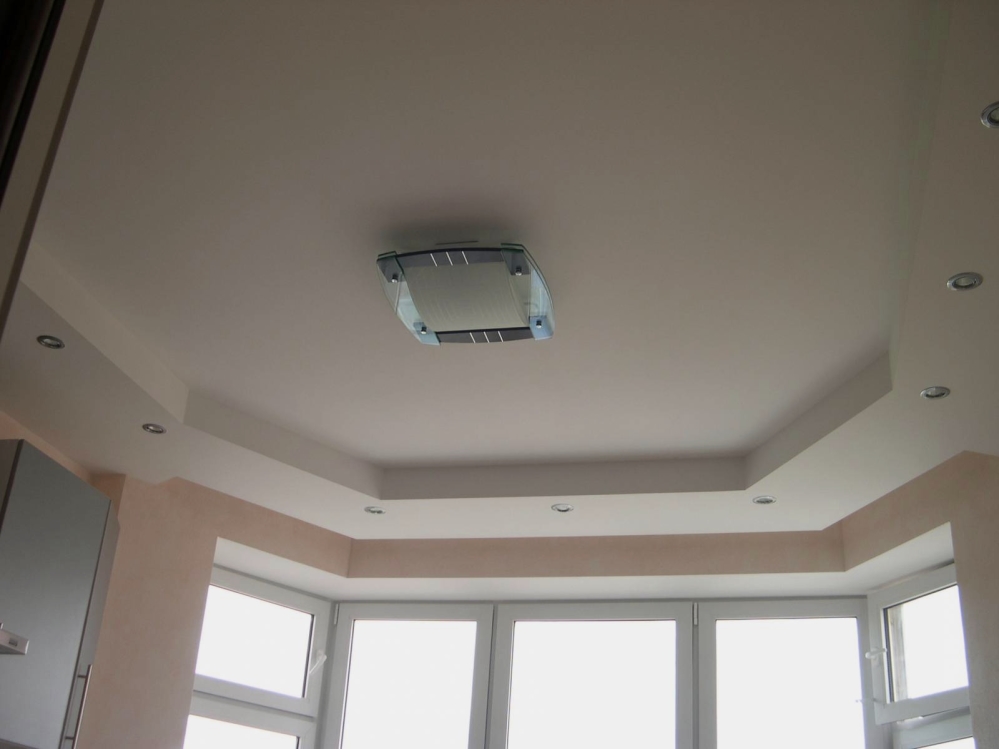 Сколько стоит повесить светильник на потолок