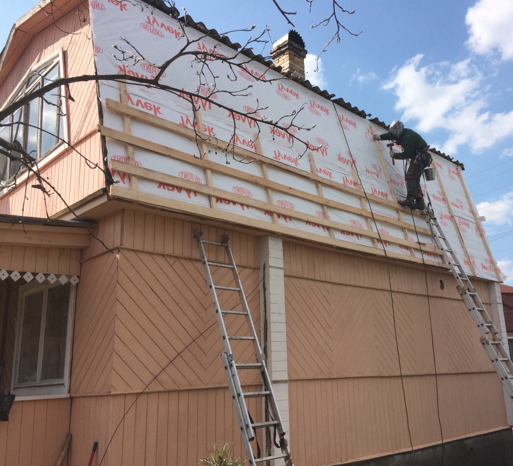 При ремонте крыши специалист должен использовать страховку 