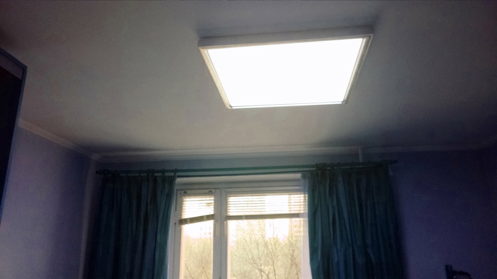 Пример прямоугольного светильника в спальне