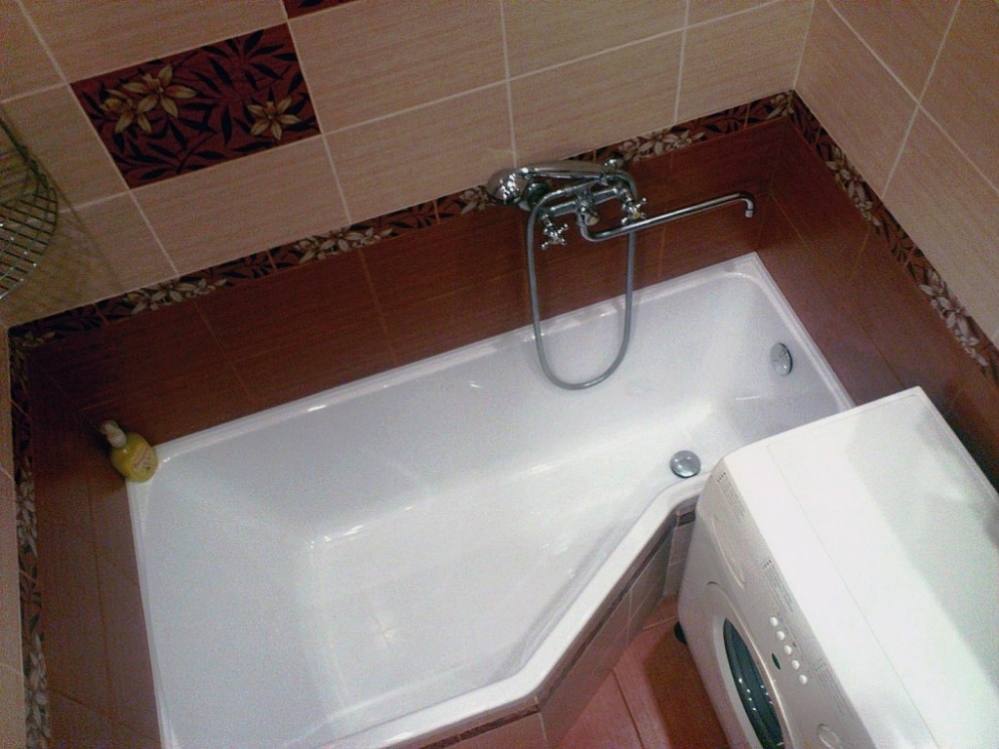 Угловая ванная удобна если пространство значительно ограничено 