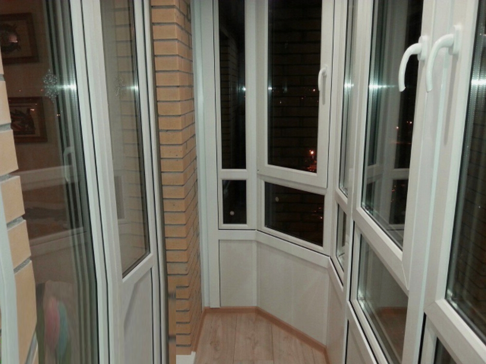 Пластиковые окна играют важную роль в дизайне всего балкона