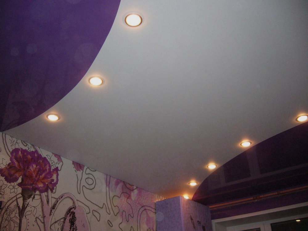 Бело-фиолетовый натяжной потолок с восемью светильниками 