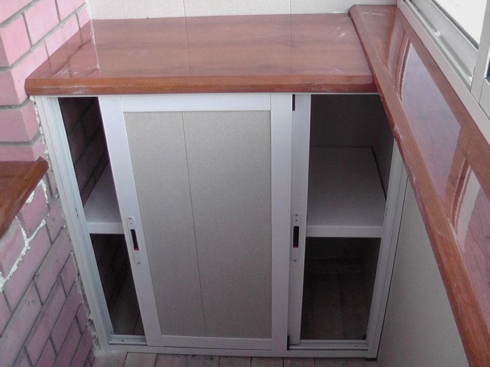 Такая мебель позволяет эффективно использовать небольшое пространство балкона 