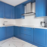 Голубые стены на кухне какой выбрать гарнитур