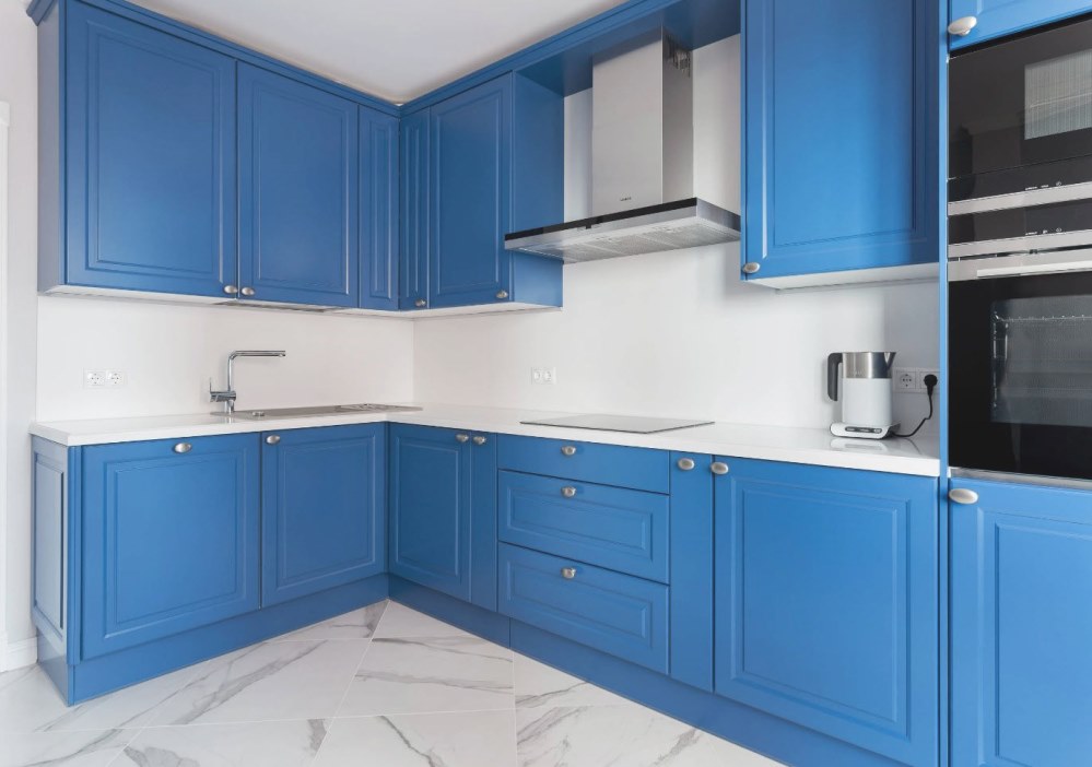 Если стены кухни голубые, то нужно осторожно подбирать гарнитур...