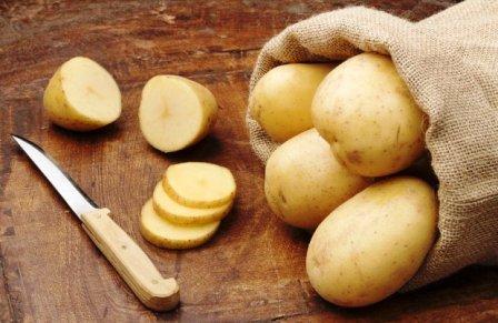 Картофель нарезанный для устранения запаха в холодильнике