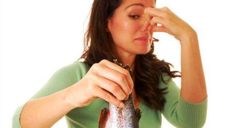 Как вывести запах тухлой рыбы